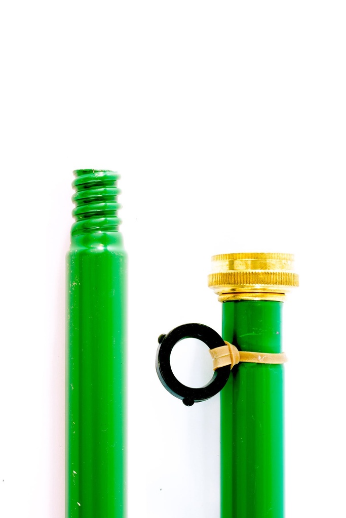 Flow-through handle for vehicle brush